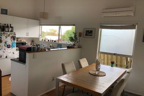 Photo of property in 1/32 Knightsbridge Drive, Forrest Hill, Auckland, 0620