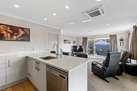 Photo of property in 13 Saint Vincent Way, Waikanae, 5036