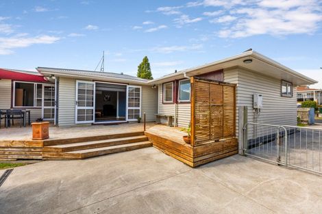 Photo of property in 6 Kauri Street, Merrilands, New Plymouth, 4312