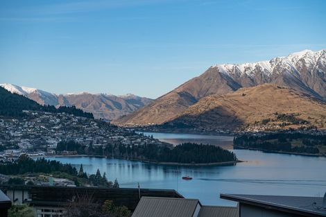 Photo of property in 10 Lordens Place, Fernhill, Queenstown, 9300
