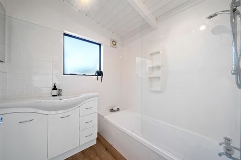 Photo of property in 2/31 Kiteroa Terrace, Rothesay Bay, Auckland, 0630