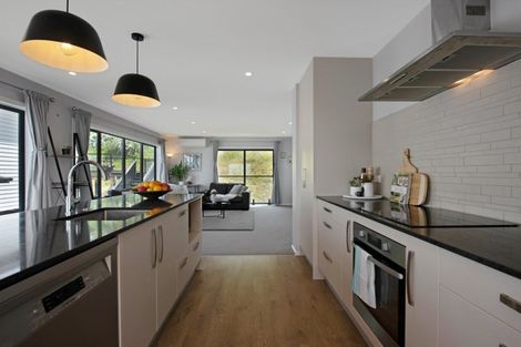 Photo of property in 42 Domett Street, Newlands, Wellington, 6037