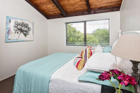 Photo of property in 2/64 Mirrabooka Avenue, Botany Downs, Auckland, 2010