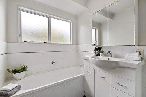 Photo of property in 2/8 Selwyn Crescent, Forrest Hill, Auckland, 0620