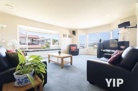 Photo of property in 16 Domett Street, Newlands, Wellington, 6037