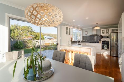 Photo of property in 2 Fitzwilliam Terrace, Tawa, Wellington, 5028