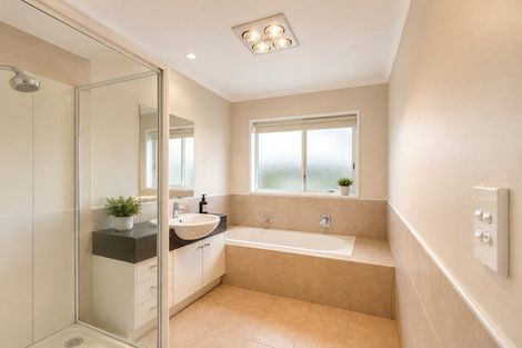Photo of property in 18 Naul Place, East Tamaki Heights, Auckland, 2016