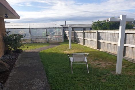 Photo of property in 17a Edgewater Parade, Waiuku, 2123