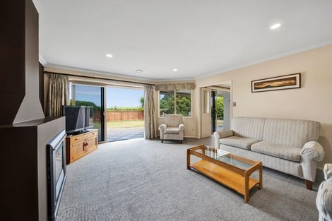 Photo of property in 2 Orlando Close, Frankleigh Park, New Plymouth, 4310