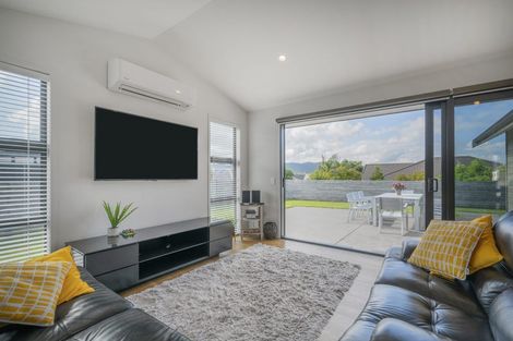 Photo of property in 10 Topping Place, Whitianga, 3510