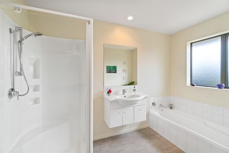 Photo of property in 96 Willowview Drive, Redwood, Christchurch, 8051