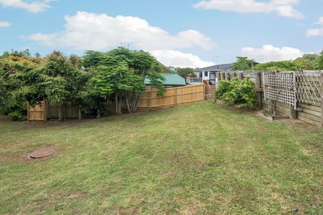 Photo of property in 2/64 Mirrabooka Avenue, Botany Downs, Auckland, 2010