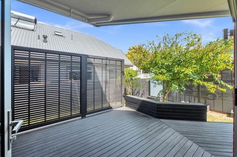 Photo of property in 2/36 Devon Road, Bucklands Beach, Auckland, 2012