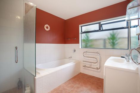 Photo of property in 24 Clearview Drive, Milson, Palmerston North, 4414