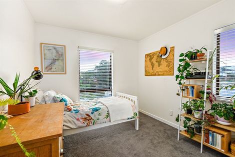 Photo of property in 2/6 Braemar Road, Rothesay Bay, Auckland, 0630