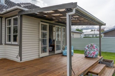 Photo of property in 2 Kent Street, Carterton, 5713