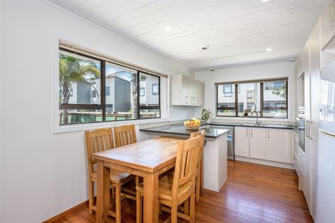 Photo of property in 62 Seymour Road, Sunnyvale, Auckland, 0612