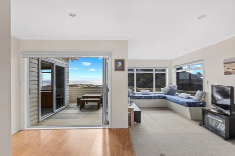 Photo of property in 47 Marine Parade South, Piha, 0772