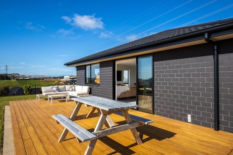 Photo of property in 3 Aheahea Way, Hurworth, New Plymouth, 4310