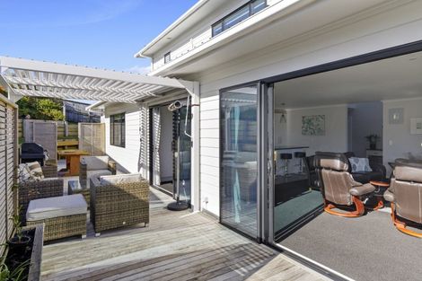 Photo of property in 32 Lanyon Place, Whitby, Porirua, 5024