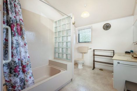 Photo of property in 16 Spencer Road, Pinehill, Auckland, 0632