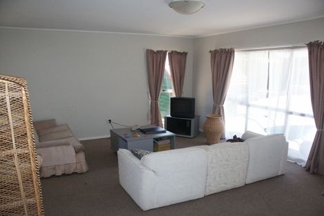 Photo of property in 71 Kemp Road, Massey, Auckland, 0614