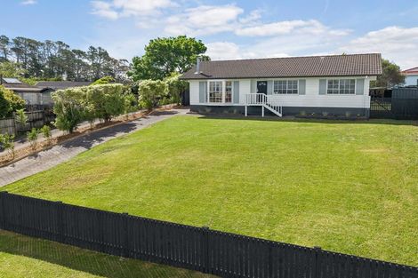 Photo of property in 5 Moxham Grove, Massey, Auckland, 0614