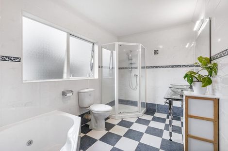 Photo of property in 18 Tollana Road, Te Atatu Peninsula, Auckland, 0610