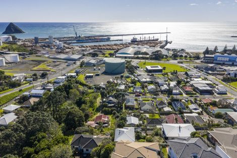 Photo of property in 15 Weston Street, Moturoa, New Plymouth, 4310