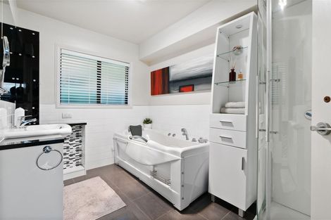 Photo of property in 2/12 Santa Monica Place, Goodwood Heights, Auckland, 2105