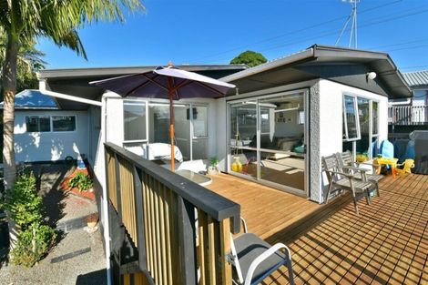 Photo of property in 43 Pohutukawa Avenue, Red Beach, 0932
