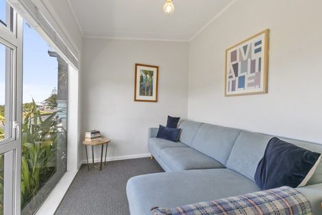 Photo of property in 106 Breaker Bay Road, Breaker Bay, Wellington, 6022