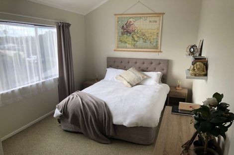 Photo of property in 2 Millen Place, Clarks Beach, 2122