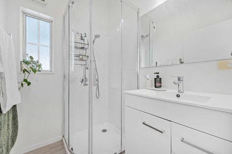 Photo of property in 2/56 Northcote Road, Northcote, Auckland, 0627