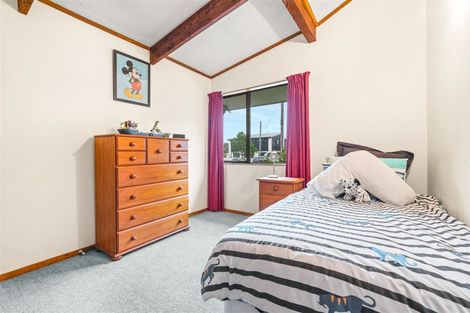 Photo of property in 102 Beach Road, Te Atatu Peninsula, Auckland, 0610