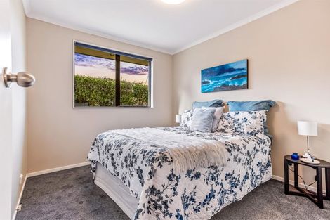 Photo of property in 2/4 Elizabeth Drive, West Harbour, Auckland, 0618