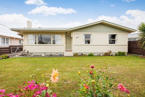 Photo of property in 11 Tararua Terrace, Cloverlea, Palmerston North, 4412