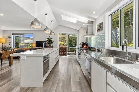 Photo of property in 15 Somerville Terrace, Tawa, Wellington, 5028