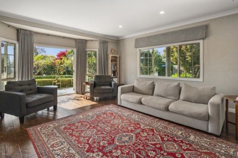 Photo of property in 2 Rika Place, Kawaha Point, Rotorua, 3010