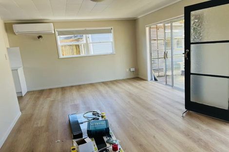Photo of property in 8 Ranui Station Road, Ranui, Auckland, 0612