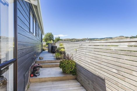 Photo of property in 14 Romney Square, Tawa, Wellington, 5028