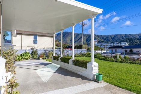 Photo of property in 40-42 Waikawa Road, Picton, 7220
