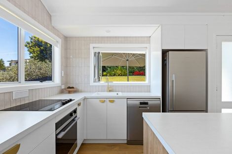 Photo of property in 18 William Hadlow Place, Hatfields Beach, Orewa, 0931