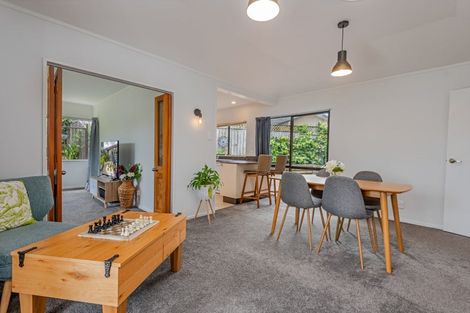 Photo of property in 1 Springdale Grove, Fitzherbert, Palmerston North, 4410