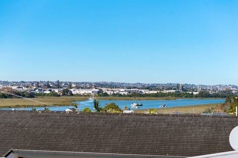 Photo of property in 15 Jaemont Avenue, Te Atatu South, Auckland, 0610
