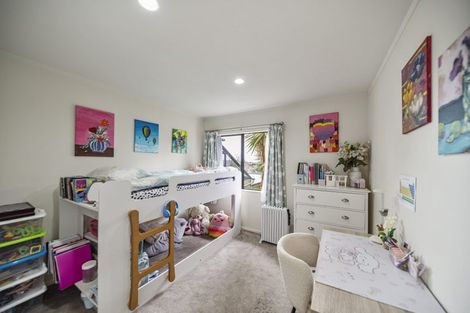 Photo of property in 10 Kirkdale Place, Northcross, Auckland, 0632