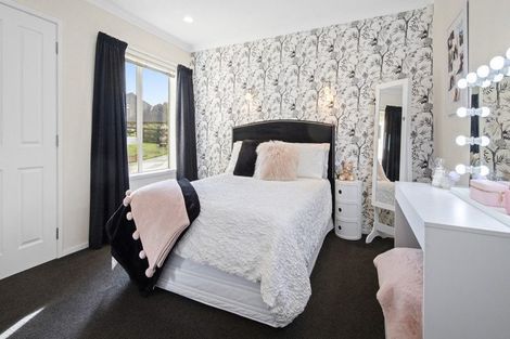 Photo of property in 24 Glencairn Place, Buckland, Pukekohe, 2677