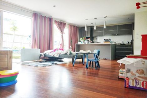 Photo of property in 8 Lakeridge Close, Northcross, Auckland, 0632