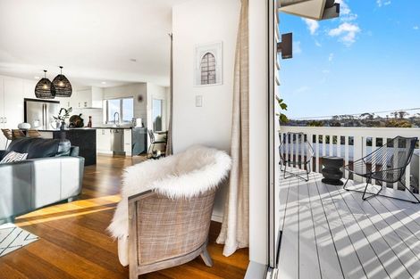 Photo of property in 2/10 Webb Place, Forrest Hill, Auckland, 0620