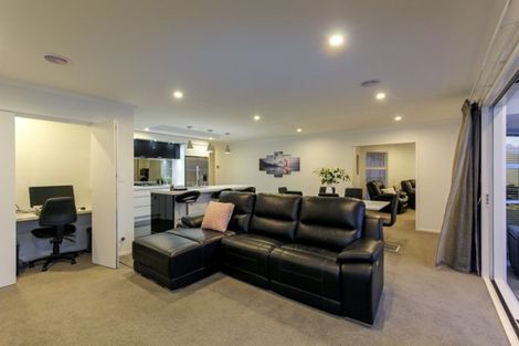 Photo of property in 1 Oakmont Crescent, Waiwhakaiho, New Plymouth, 4312